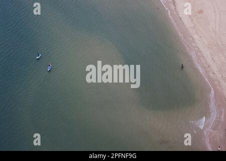 Vue aérienne des gens tôt le matin sur la plage à Port Melbourne, Victoria, Australie Banque D'Images