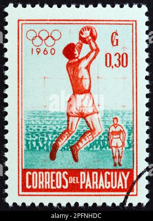 PARAGUAY - VERS 1960: Un timbre imprimé au Paraguay à partir du numéro "Jeux Olympiques - Rome, Italie" montre le football, vers 1960. Banque D'Images