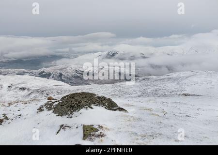 La vue du nord-est en direction de High Rigg et de Clough Head vu de Bleaberry est tombé en hiver, Lake District, Cumbria, Royaume-Uni Banque D'Images