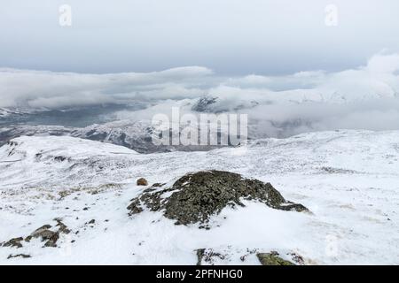 La vue du nord-est en direction de High Rigg et de Clough Head vu de Bleaberry est tombé en hiver, Lake District, Cumbria, Royaume-Uni Banque D'Images