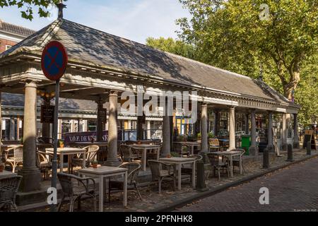 Ancien marché aux poissons le long du canal de Gouwe dans la ville de Gouda. Banque D'Images