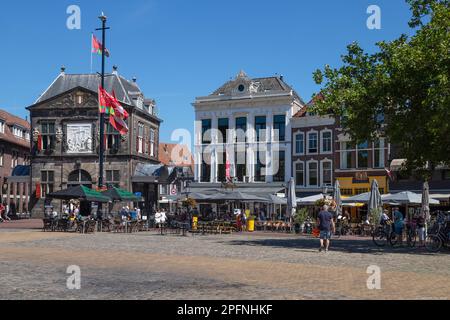 Des restaurants confortables avec terrasses et le peson historique sur la place centrale du marché dans la ville de Gouda. Banque D'Images