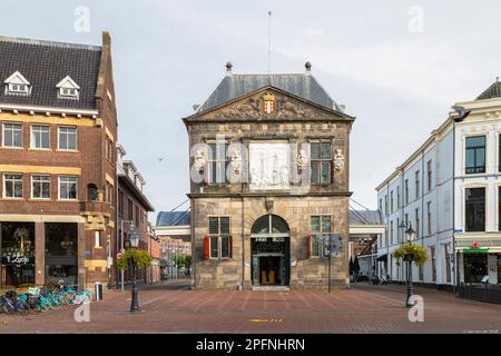 Bâtiment Waag sur la place du marché dans la ville médiévale de Gouda. Banque D'Images