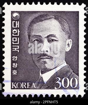 CORÉE DU SUD - VERS 1983 : un timbre imprimé en Corée du Sud montre Ahn Chang-ho 1878-1938 défenseur de la liberté, vers 1983. Banque D'Images