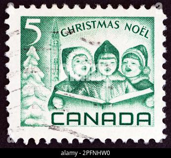 CANADA - VERS 1967 : un timbre imprimé au Canada dans le numéro de Noël montre Carol Singers, vers 1967. Banque D'Images