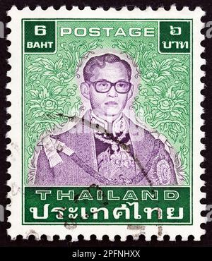 THAÏLANDE - VERS 1984: Un timbre imprimé en Thaïlande montre le Roi Bhumibol Adulyadej, vers 1984. Banque D'Images