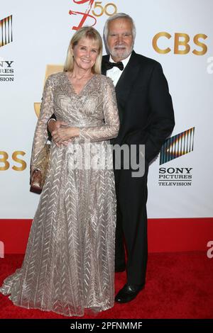 Los Angeles, Californie. 17th mars 2023. Laurette Spang, John McCook à l'arrivée pour LE JEUNE ET LA FÊTE d'anniversaire de 50th AGITÉ, la Vibiana, Los Angeles, CA 17 mars 2023. Crédit : Priscilla Grant/Everett Collection/Alay Live News Banque D'Images