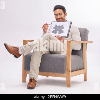 Psychologie, psychologue et homme avec rorschach diagramme de test sur presse-papiers en studio isolé sur fond blanc. Thérapeute, consultant ou heureux Banque D'Images