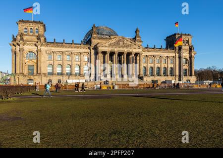 Le Reichstag est un bâtiment historique du gouvernement sur la Platz der Republik à Berlin qui siège le Bundestag allemand depuis 1999. Banque D'Images