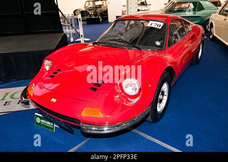 Vue des trois quarts avant d'un Rouge, 1973, Ferrari Dino 246 GT, qui fait partie de la London Classic car Auction 2023 à Olympia, Londres Banque D'Images