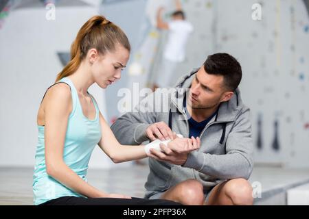 femme portant un bracelet de sport blessé Banque D'Images