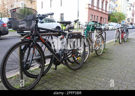 Les vélos sont garés et verrouillés en toute sécurité sur le côté de la rue à Francfort, en Allemagne Banque D'Images