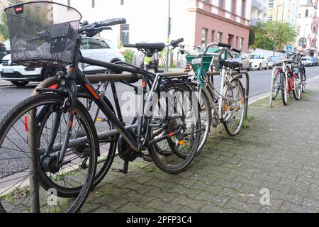 Les vélos sont garés et verrouillés en toute sécurité sur le côté de la rue à Francfort, en Allemagne Banque D'Images