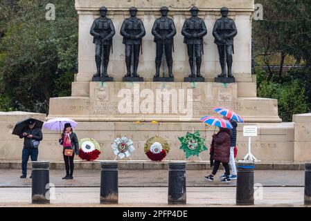 Westminster, Londres, Royaume-Uni. 18th mars 2023. La journée a commencé humide et couvert. Personnes avec des parasols Union Jack passant devant le mémorial des gardes. Banque D'Images