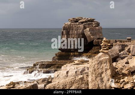 Sur l'île de Portland se trouve l'imposant Pulpit Rock. Nommé parce que les quarrymen locaux ont sculpté une arche naturelle dans la forme d'une bible ouverte. Banque D'Images