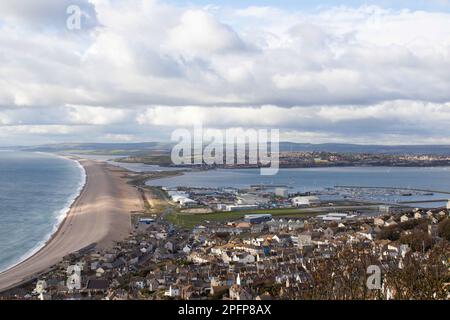 Vue sur la longueur de Chesil Beach depuis une colline à proximité. Chesil Bank est une barrière de bardeaux naturelle. Banque D'Images