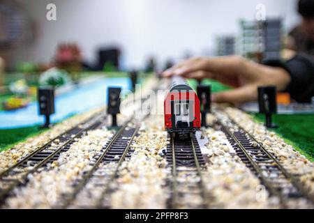 (230318) -- AYUTTHAYA, 18 mars 2023 (Xinhua) -- cette photo prise sur 14 mars 2023 montre la table de sable de l'exploitation ferroviaire à grande vitesse à l'atelier Luban du Collège technique d'Ayutthaya à Ayutthaya, Thaïlande. L'atelier de Luban, un programme d'atelier professionnel chinois de formation des talents outre-mer, a été inauguré pour la première fois au Collège technique d'Ayutthaya en mars 2016. L'atelier porte le nom de lu Ban, un ancien artisan chinois qui représente la tradition chinoise de l'esprit artisanal. Cet atelier et son centre de formation pour les talents ferroviaires ont formé de nombreux étudiants pour la Thaïlande dans l'ap Banque D'Images