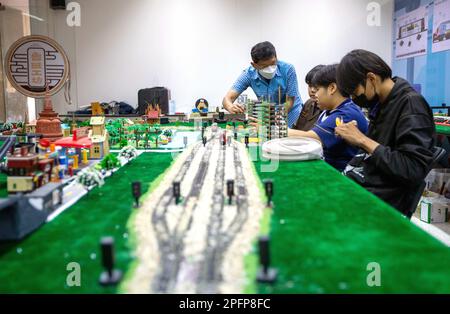 (230318) -- AYUTTHAYA, 18 mars 2023 (Xinhua) -- Un enseignant (1st L) instruit les étudiants à l'exploitation ferroviaire à grande vitesse de l'espace d'enseignement de la table de sable de l'atelier de Luban au Collège technique d'Ayutthaya à Ayutthaya, Thaïlande, 14 mars 2023. L'atelier de Luban, un programme d'atelier professionnel chinois de formation des talents outre-mer, a été inauguré pour la première fois au Collège technique d'Ayutthaya en mars 2016. L'atelier porte le nom de lu Ban, un ancien artisan chinois qui représente la tradition chinoise de l'esprit artisanal. Cet atelier et son centre de formation pour les talents ferroviaires ont formé beaucoup de St Banque D'Images