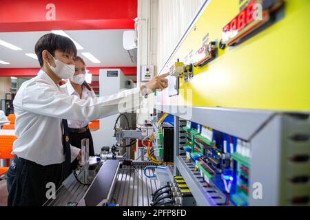 (230318) -- AYUTTHAYA, 18 mars 2023 (Xinhua) -- les étudiants exploitent un système d'installation de ligne de production d'automatisation à l'atelier Luban du Collège technique d'Ayutthaya à Ayutthaya, Thaïlande, 14 mars 2023. L'atelier de Luban, un programme d'atelier professionnel chinois de formation des talents outre-mer, a été inauguré pour la première fois au Collège technique d'Ayutthaya en mars 2016. L'atelier porte le nom de lu Ban, un ancien artisan chinois qui représente la tradition chinoise de l'esprit artisanal. Cet atelier et son centre de formation pour les talents ferroviaires ont formé de nombreux étudiants pour la Thaïlande dans le p Banque D'Images