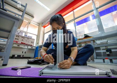 (230318) -- AYUTTHAYA, 18 mars 2023 (Xinhua) -- Un étudiant construit un système d'installation de la ligne de production d'automatisation à l'atelier Luban du Collège technique d'Ayutthaya à Ayutthaya, Thaïlande, 14 mars 2023. L'atelier de Luban, un programme d'atelier professionnel chinois de formation des talents outre-mer, a été inauguré pour la première fois au Collège technique d'Ayutthaya en mars 2016. L'atelier porte le nom de lu Ban, un ancien artisan chinois qui représente la tradition chinoise de l'esprit artisanal. Cet atelier et son centre de formation pour les talents ferroviaires ont formé de nombreux étudiants pour la Thaïlande dans le p Banque D'Images