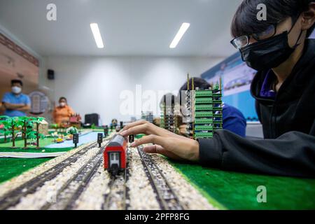 (230318) -- AYUTTHAYA, 18 mars 2023 (Xinhua) -- les étudiants étudient dans la zone d'enseignement de la table de sable de l'exploitation ferroviaire à grande vitesse de l'atelier de Luban au Collège technique d'Ayutthaya à Ayutthaya, Thaïlande, 14 mars 2023. L'atelier de Luban, un programme d'atelier professionnel chinois de formation des talents outre-mer, a été inauguré pour la première fois au Collège technique d'Ayutthaya en mars 2016. L'atelier porte le nom de lu Ban, un ancien artisan chinois qui représente la tradition chinoise de l'esprit artisanal. Cet atelier et son centre de formation des talents ferroviaires ont formé de nombreux étudiants pour la Thaïlande Banque D'Images