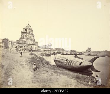 Château Manzil Palace, avec le bateau du roi en forme de poisson sur la rivière Gomti 1858 - 1862 par Felice Beato Banque D'Images