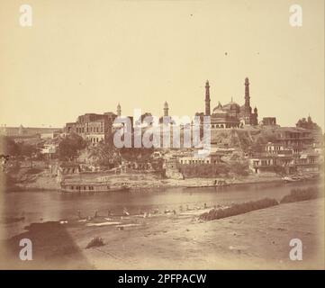 Le fort Muchee Bhawan et la rivière Gomti ont été pris du pont de pierre 1858 par Felice Beato Banque D'Images