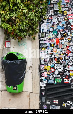 Lisbonne, Portugal- 6 novembre 2022: Mur entièrement recouvert d'autocollants publicitaires colorés dans l'usine LX Banque D'Images