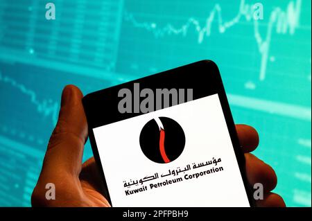 Chine. 19th févr. 2023. Dans cette illustration, le logo Kuwait Petroleum Corporation est affiché sur un smartphone avec un graphique d'indice boursier économique en arrière-plan. Crédit : SOPA Images Limited/Alamy Live News Banque D'Images