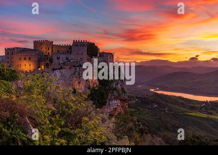 Vue panoramique du château de Caccamo au crépuscule, Sicile Banque D'Images