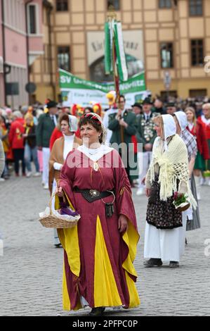 18 mars 2023, Saxe-Anhalt, Wörlitz : participants en costumes historiques à la parade du Printemps Awakening à Wörlitz. L'événement est le début traditionnel de la saison touristique dans le Royaume des jardins de Dessau-Wörlitz. Photo: Heiko Rebsch/dpa crédit: dpa Picture Alliance/Alay Live News Banque D'Images