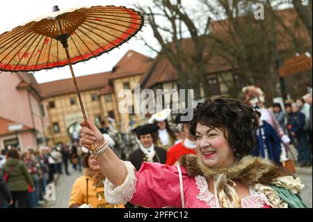 18 mars 2023, Saxe-Anhalt, Wörlitz : interprète dans une guirlande historique lors de la parade du Printemps Awakening à Wörlitz. L'événement est le début traditionnel de la saison touristique dans le Royaume des jardins de Dessau-Wörlitz. Photo: Heiko Rebsch/dpa crédit: dpa Picture Alliance/Alay Live News Banque D'Images