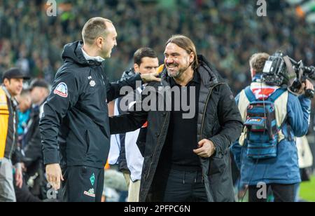 Sports, football, Bundesliga, 2022/2023, Borussia Moenchengladbach vs SV Werder Bremen 2-2, Stadium Borussia Park, accueil chaleureux entre l'entraîneur-chef Ole Werner (SVW) gauche et l'entraîneur-chef Daniel Farke (MG), la RÉGLEMENTATION DFL INTERDIT TOUTE UTILISATION DE PHOTOGRAPHIES COMME SÉQUENCES D'IMAGES ET/OU QUASI-VIDÉO Banque D'Images