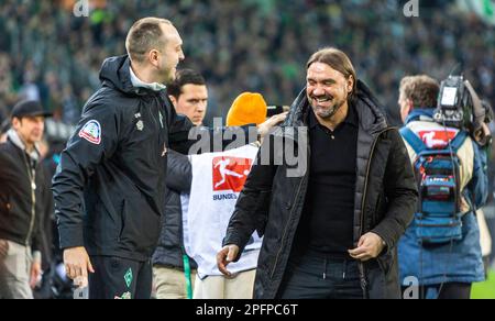 Sports, football, Bundesliga, 2022/2023, Borussia Moenchengladbach vs SV Werder Bremen 2-2, Stadium Borussia Park, accueil chaleureux entre l'entraîneur-chef Ole Werner (SVW) gauche et l'entraîneur-chef Daniel Farke (MG), la RÉGLEMENTATION DFL INTERDIT TOUTE UTILISATION DE PHOTOGRAPHIES COMME SÉQUENCES D'IMAGES ET/OU QUASI-VIDÉO Banque D'Images