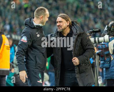 Sports, football, Bundesliga, 2022/2023, Borussia Moenchengladbach vs SV Werder Bremen 2-2, Stadium Borussia Park, accueil chaleureux entre l'entraîneur-chef Ole Werner (SVW) gauche et l'entraîneur-chef Daniel Farke (MG), la RÉGLEMENTATION DFL INTERDIT TOUTE UTILISATION DE PHOTOGRAPHIES COMME SÉQUENCES D'IMAGES ET/OU QUASI-VIDÉO Banque D'Images