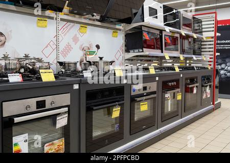 Fours à gaz et électriques, cuisinières et autres appareils ou équipements dans la salle d'exposition du magasin de détail. Minsk, Bélarus, 2023 Banque D'Images