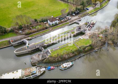 Vue aérienne de Sunbury Lock sur la Tamise, Sunbury-on-Thames, Royaume-Uni. Banque D'Images