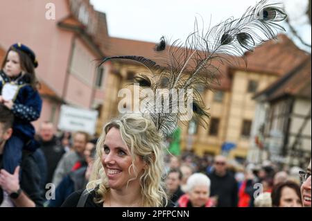 18 mars 2023, Saxe-Anhalt, Wörlitz: Un participant avec une plume de paon dans le défilé pour le Printemps Awakening à Wörlitz. L'événement est le début traditionnel de la saison touristique dans le Royaume des jardins de Dessau-Wörlitz. Photo: Heiko Rebsch/dpa crédit: dpa Picture Alliance/Alay Live News Banque D'Images