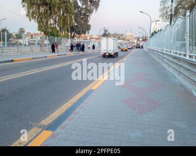 Bagdad, Irak - 28 février 2023 : vue panoramique du pont Al-Aimmah du côté d'Adhamiya, il traverse le Tigre reliant les villes d'A'dha Banque D'Images