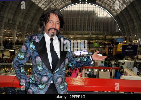 Londres Royaume-Uni . 17th mars 2023. Laurence Llewelyn-Bowen assiste au salon Ideal Home Show le jour d'ouverture à Olympia, Hammersmith, Londres. Sue Andrews/Alamy Banque D'Images