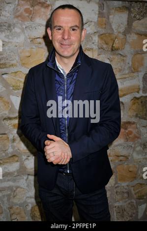 Londres Royaume-Uni . 17th mars 2023. Martin Lewis assiste au salon Ideal Home Show le jour d'ouverture à Olympia, Hammersmith, Londres. Sue Andrews/Alamy Banque D'Images