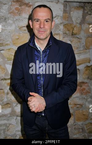 Londres Royaume-Uni . 17th mars 2023. Martin Lewis assiste au salon Ideal Home Show le jour d'ouverture à Olympia, Hammersmith, Londres. Sue Andrews/Alamy Banque D'Images