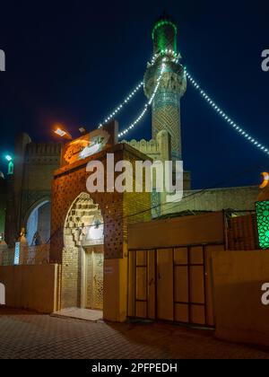 Bagdad, Irak - 3 mars 2023: Portrait vue de nuit de la mosquée Hannan, elle a été construite à l'époque Empire ottoman en 1782. Banque D'Images