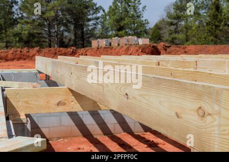 Aménagement de poutrelles de poutrelles de bois sur la base de bloc de béton pour la nouvelle maison personnalisée Banque D'Images