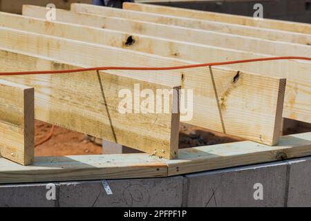 Installation de poutrelles de poutrelles en bois sur des fondations en blocs de béton Banque D'Images