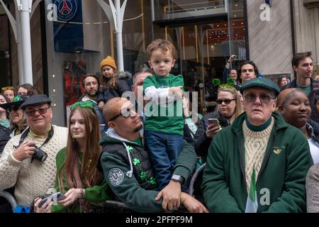 New York, New York, États-Unis. 17th mars 2023. (NOUVEAU) St. Patrick's Day Parade à New York. 17 mars 2023, New York, New York, Etats-Unis : les spectateurs regardent et applaudissent pendant la Saint-Jean Patrick's Day Parade le long de 5th Avenue sur 17 mars 2023 à New York. (Credit image: © M10s/TheNEWS2 via ZUMA Press Wire) USAGE ÉDITORIAL SEULEMENT! Non destiné À un usage commercial ! Banque D'Images