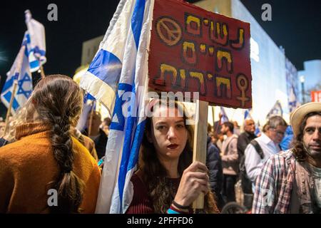 Tel Aviv, Israël. 16th mars 2023. Un manifestant tient un écriteau qui dit « Femme, vie, liberté » pendant la démonstration. Les manifestants israéliens contre la réforme juridique se sont rassemblés dans tout le pays pour perturber l'ordre public pour la troisième fois. Crédit : SOPA Images Limited/Alamy Live News Banque D'Images