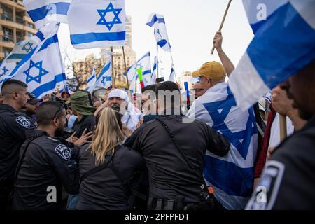 Tel Aviv, Israël. 16th mars 2023. Des policiers israéliens empêchent les manifestants de bloquer l'autoroute Ayalon pendant la manifestation. Les manifestants israéliens contre la réforme juridique se sont rassemblés dans tout le pays pour perturber l'ordre public pour la troisième fois. Crédit : SOPA Images Limited/Alamy Live News Banque D'Images