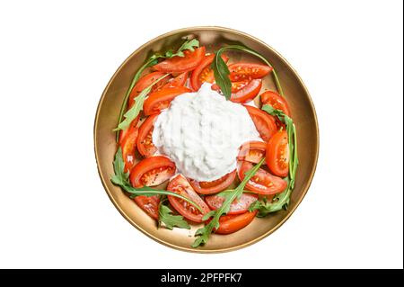 Salade italienne caprese avec fromage stracciatella, tomates et arugula. Isolé sur fond blanc. Banque D'Images