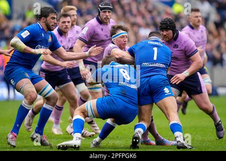 Hamish Watson #7 d'Écosse est attaqué par Danilo Fischetti #1 d'Italie et Lorenzo Cannone #8 d'Italie lors du match Guinness 6 Nations Ecosse contre Italie 2023 au Murrayfield Stadium, Édimbourg, Royaume-Uni, 18th mars 2023 (photo de Steve Flynn/News Images) Banque D'Images